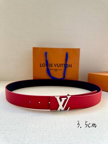 特P170 宽度3.5Cm Lv Aerogram 双面荔枝纹腰带令哑光 Lv Aerogram 搭扣占据中央，一面契合搭扣色彩，另一面呈现反差视效。