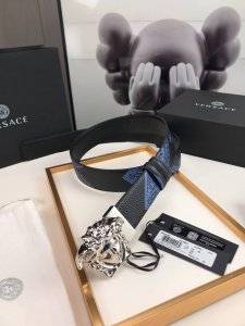 此款粒面牛皮革腰带配有一枚3D美杜莎带扣。饰有Gold Hibiscus印花。此印花代表不断的演进，用芙蓉花对往季的Barocco印花加以重新诠释，尽显特色。4