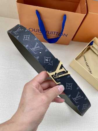 特 满溢艺术气息的搭扣为 Lv Line 40 毫米腰带凝聚视觉焦点：令 Monogram Eclipse 图案与素净牛皮革的双面拼接更显雅致。搭配正式或休闲着 - 点击图像关闭