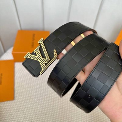 原版包裝 L0Uis Vuitt0N 今季新品 男士原單腰帶 寬度40毫米 雙面進口頭層小牛皮壓格品牌Logo設計 搭配全新款五金 可雙面佩戴 適合沈穩低調的男