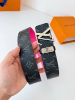 品名： Lv..路易..威登腰带皮带原单 型号：挂扣，经典纯钢材质挂扣，头层牛皮，图片实物拍摄 材料：头层牛皮，挂扣系列，纯钢材质扣头，钯镀电镀工艺永不掉色。原