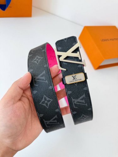 品名： Lv..路易..威登腰带皮带原单 型号：挂扣，经典纯钢材质挂扣，头层牛皮，图片实物拍摄 材料：头层牛皮，挂扣系列，纯钢材质扣头，钯镀电镀工艺永不掉色。原