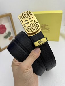 品名：巴宝莉 自动带 材质：原单牛皮腰带 百分百头层牛皮腰带保证真皮，24K纯钢扣，专柜原单品质、做工精细，时尚大牌，送人自用首选 包装： 请认准如图专柜包装赠