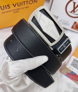 皮带：LV..路易..威登顶级复刻. 腰带：原单品质百分百头层牛皮，保证真皮。雕花镂空工艺.真空电镀.永不掉色.24K纯钢扣头层小牛皮荔枝纹双面可用专柜同等质量