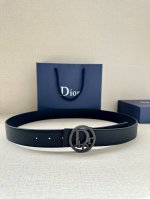 宽度3.5Cm 这款白金色饰面黄铜腰带扣采用“Cd”标志点缀，镌刻有 Dior Oblique 图案，经典元素呈现本季全新风采。设计精巧，可与各式 35 毫米腰