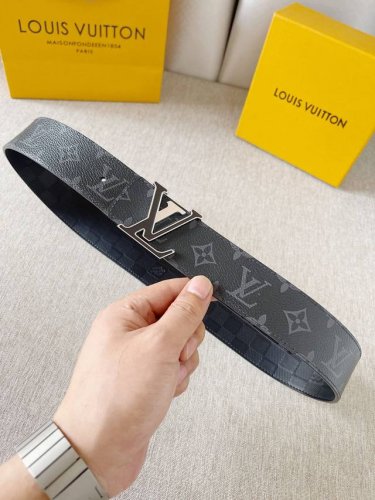 特P210 Lv：Lv Initiales 40 毫米男士双面腰带 一面以经典 Damier Graphite 帆布面，内侧着为小牛皮头层格子底，搭配字母可拆卸
