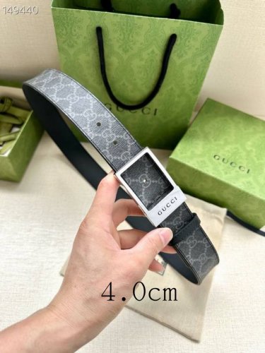衔接品牌的过去和现在，以焕新方式继续演绎经典元素。这款腰带采用Supreme帆布制成，饰有Gg字母交织图案，以Gucci刻花呈现长方形搭扣开合设计。 Gg Su