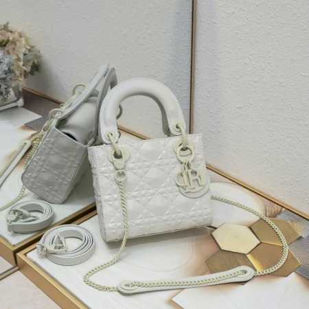 Lady D.Ior Mini17Cm M3002白色 尺寸:17 X 15 X 7 Cm 。 这款 Lady 手袋集中体现了 对典雅和美丽的深刻洞见。高雅经典 - 点击图像关闭