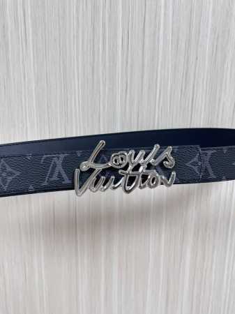 当季新款，腰带取材雍容牛皮革和 Monogram 帆布，便于随心切换两 式风尚。路易威登手写体标识化身为宽幅金属搭扣，于中央点亮视线 焦点，可为休闲和正式造型注 - 点击图像关闭