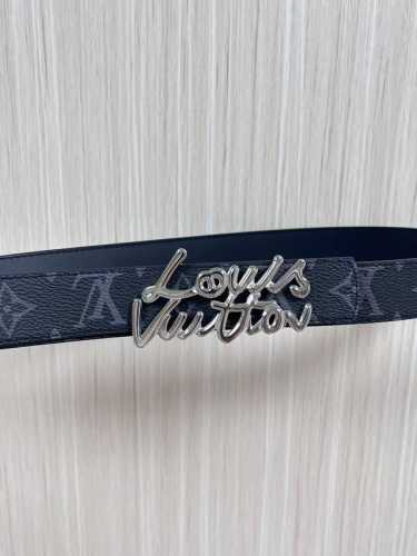 当季新款，腰带取材雍容牛皮革和 Monogram 帆布，便于随心切换两 式风尚。路易威登手写体标识化身为宽幅金属搭扣，于中央点亮视线 焦点，可为休闲和正式造型注