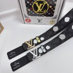 品名：Lv..路易..威登 材质：原单牛皮腰带 百分百头层牛皮腰带保证真皮，24K纯钢扣，专柜原单品质、做工精细，时尚大牌，送人自用首选 包装： 请认准如图专柜