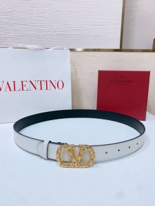 vlogo Signature搭扣，饰以施华洛世奇仿珍珠 -施华洛钻 花纹搭扣 -进口小牛皮材质 进平纹带身 -宽度：3厘米