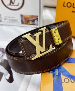 皮带：Lv..路易..威登顶级复刻. 腰带：原单品质百分百头层牛皮，保证真皮。雕花镂空工艺.真空电镀.永不掉色.24K纯钢扣头层小牛皮荔枝纹双面两用专柜同等质量