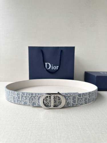 宽度3.5Cm Dior 受到标志性的同名手袋的启发 Montaigne腰带提供可翻转的版本 这要归功于其旋转机制 一侧采用天然光滑的小牛皮制成