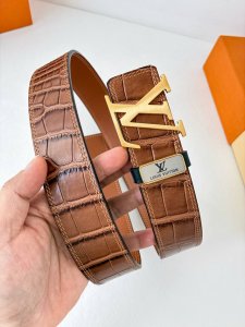 品名： Lv..路易..威登腰带皮带原单 型号：挂扣，经典纯钢材质挂扣，头层牛皮，图片实物拍摄 材料：头层牛皮，挂扣系列，纯钢材质扣头，钯镀电镀工艺永不掉色。原