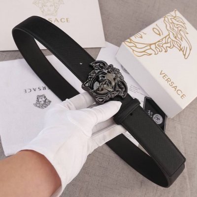 宽度4.0Cm 范思哲 此款十字纹腰带饰有标志性的versace美杜莎头像扣，彰显品牌格调。是一款精美的衣橱必备单品。