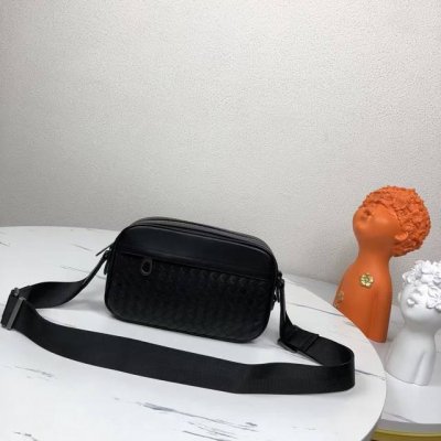 Bv 最新款男士斜挎包 原单品质 官网同步 采用顶级打腊胎牛皮 手感超赞 专柜原装五金 独特的设计风格 完美至极 细节做工精致 大气中有内涵 高端上档次 高品质