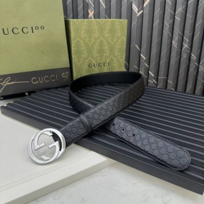 互扣式双g带扣腰带，采用热压印技术的gucci Signature皮革精制而成，触感厚实，印花图案清晰分明。