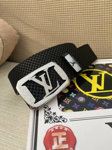 品名：Lv..路易..威登原单 材质：原单牛皮腰带 百分百头层牛皮腰带保证真皮，24K纯钢扣，专柜原单品质、做工精细，时尚大牌，送人自用首选 包装： 请认准如图