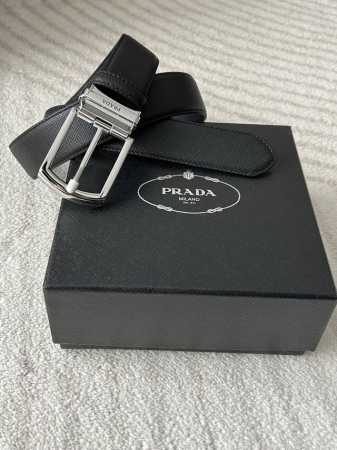 特 Prada 普拉达 这是一款男士精致的腰带 宽3.5Cm 采用头层十字纹牛皮制作，质感卓越，耐用非凡。简约设计尽显质感。经典金属扣搭配黑色皮低调中透着奢华， - 点击图像关闭