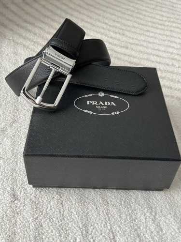 特 Prada 普拉达 这是一款男士精致的腰带 宽3.5Cm 采用头层十字纹牛皮制作，质感卓越，耐用非凡。简约设计尽显质感。经典金属扣搭配黑色皮低调中透着奢华，
