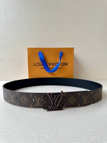 特P190 4.0宽 Lv Optic 双面腰带聚焦经典 Monogram 图案：一面呈现标志性印花帆布，另一面选用亮色皮革。色彩层叠三色Lv Optic 搭扣