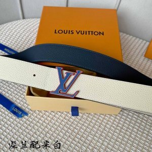 特 L0Uis Vuitt0N 專櫃最新升級版本 寬度40Mm 原廠双面小荔枝纹Togo皮 双面配色 搭配新款字母搭扣 可双面使用 百搭易襯！