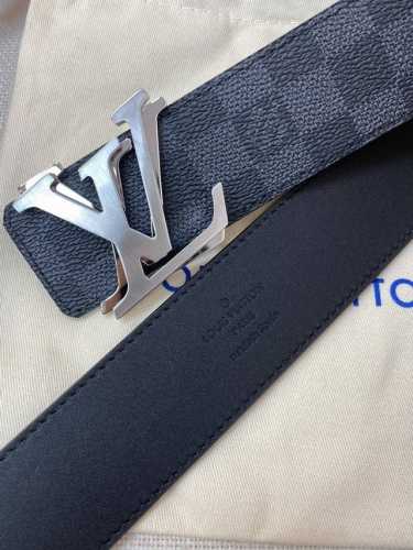 配全套包装礼盒 Lv 代工厂货品 4.0宽度 正品一体铸造五金，原厂皮料。