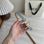 特 Loewe经典牛皮革腰带，亮面Loewe几何腰带扣。宽1.5Cm，Zp开发，细节精致。罗意威这款皮带旁人看到的像是条形码，自己低头看是她的Logo，太喜欢这