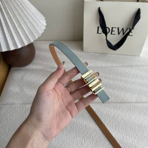 特 Loewe经典牛皮革腰带，亮面Loewe几何腰带扣。宽1.5Cm，Zp开发，细节精致。罗意威这款皮带旁人看到的像是条形码，自己低头看是她的Logo，太喜欢这