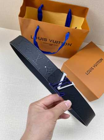 Lv原单头层牛皮压老花面，内衬头层小牛皮底，搭配原单刚扣 专柜宽度。 - 点击图像关闭