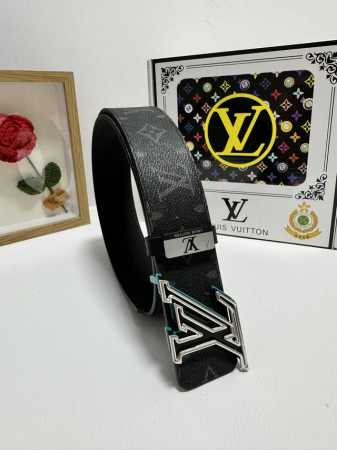 品名：Lv..路易..威登 材质：原单牛皮腰带 百分百头层牛皮腰带保证真皮，24K纯钢扣，专柜原单品质、做工精细，时尚大牌，送人自用首选 包装： 请认准如图专柜 - 点击图像关闭