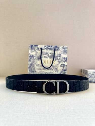 特 宽度3.5 Cm Dior 迪奥两面腰带款式迷人多样，采用多种材质精心打造，为各式廓形增添点睛之笔，彰显优雅醒目的气质。向迪奥钟爱的细节艺术致敬，彰显非凡的