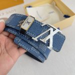 品名： Lv..路易..威登腰带皮带原单 P180 型号：挂扣，经典纯钢材质面字母挂扣，头层牛皮，图片实物拍摄 材料：头层牛皮，挂扣系列，纯钢材质扣头，钯镀电镀