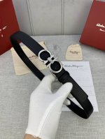 特P170 女款Ferragamo菲拉格慕，尺寸2.5Cm。标志性Gancini标志，牛皮材质皮带。造型百搭，四季适宜，彰显精致格调。该皮带可调节，根据需要裁量