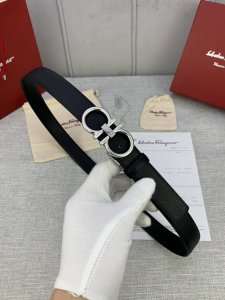 特P170 女款Ferragamo菲拉格慕，尺寸2.5Cm。标志性Gancini标志，牛皮材质皮带。造型百搭，四季适宜，彰显精致格调。该皮带可调节，根据需要裁量