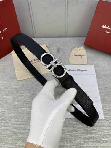 特P170 女款Ferragamo菲拉格慕，尺寸2.5Cm。标志性Gancini标志，牛皮材质皮带。造型百搭，四季适宜，彰显精致格调。该皮带可调节，根据需要裁量