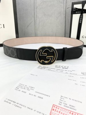 宽度4.0Cm Gucci 这款腰带在新款系列中惊艳亮相，采用以标志性米色 乌木色组合呈现的品牌双G精品钢扣字母交织图案，与黑色皮革材质相得益彰。双G搭扣采用做