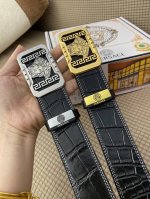 品名：Versace.范思哲 材质：原单牛皮腰带 百分百头层牛皮腰带保证真皮，24K纯钢扣，专柜原单品质、做工精细，时尚大牌，送人自用首选 包装： 请认准如图专