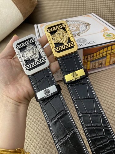 品名：Versace.范思哲 材质：原单牛皮腰带 百分百头层牛皮腰带保证真皮，24K纯钢扣，专柜原单品质、做工精细，时尚大牌，送人自用首选 包装： 请认准如图专