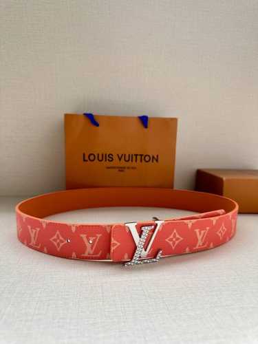 特 Lv Initiales 4.0宽双面腰带是 2024年春夏男装系列的配饰。Taga 皮革触感柔软，与另一面的monogram 帆布碰撞色彩。同色 Lv 字