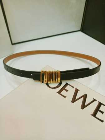 特 P190 Loewe 光滑牛皮革腰带，侧面饰以金属Loewe标志，宽1.5Cm，五孔调节。 - 点击图像关闭