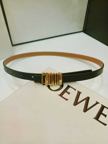 特 P190 Loewe 光滑牛皮革腰带，侧面饰以金属Loewe标志，宽1.5Cm，五孔调节。