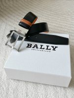 Bally双面皮带，宽3.4Cm 黑与棕色碰撞，一面沉稳一面雅致。金属扣利落精致，皮革细腻有质感，随意切换风格，商务通勤或休闲出行都适配，系上它，低调彰显品味，