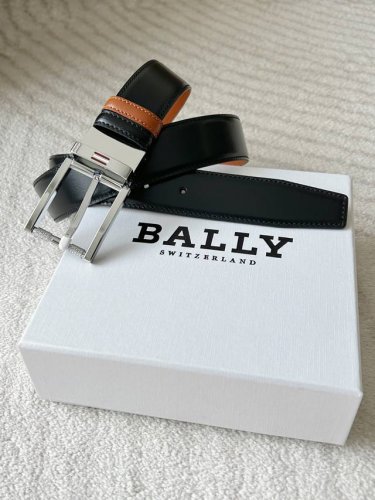 Bally双面皮带，宽3.4Cm 黑与棕色碰撞，一面沉稳一面雅致。金属扣利落精致，皮革细腻有质感，随意切换风格，商务通勤或休闲出行都适配，系上它，低调彰显品味，