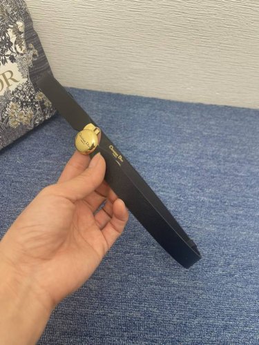 这款 Dior Caro 腰带是二零二四冬季新品，从同名手袋汲取灵感。采用黑色光滑牛皮革精心制作，搭配手工组装、点缀以白色玻璃珠饰的链条和全新的浅金色饰面金属