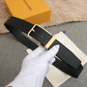 配全套包装礼盒 lv 35Cm Vendome 腰带进口牛皮 勾勒流畅线条 流露沉稳商务格调 金属搭扣闪烁莹润光泽 Lv 字母铭纹标注品牌身份 休闲 大气 时尚