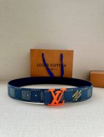 4.0宽 本款 Lv Initials 双面腰带凝聚 Pharrell Williams 对典藏设计的灵感探索，通过焕新 Damier 图案和 Marque L