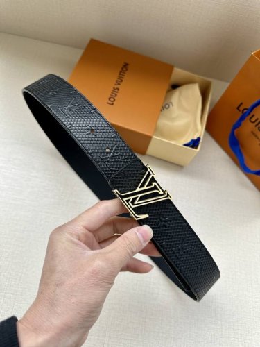 特 4.0宽 Speaker 腰带令 Monogram 压纹贯穿左右，以字母搭扣道出 春夏系列的时尚新意，为品牌经典注入摩登格调。