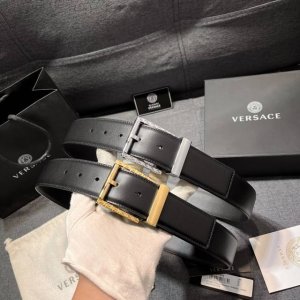 范思哲 宽4.0Cm 新款 此款皮带配有Logo雕刻搭扣和饰有Medusa铆钉的腰带环